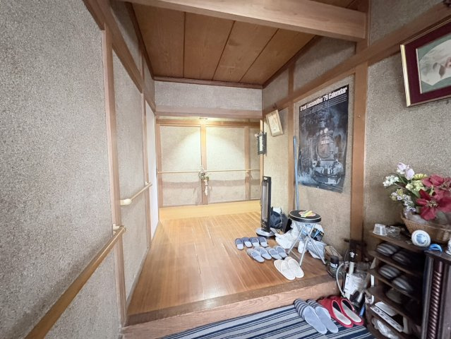 広さのある玄関ホールで、ゆったりとした出入りが可能な空間です。靴収納スペースもあり、来客時でも玄関周りをすっきり保ちやすい造り。和の雰囲気を感じる内装が、住まいとしての落ち着きを演出しています。