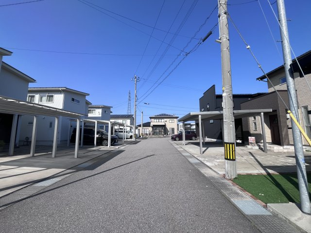 外観＋前面道路
