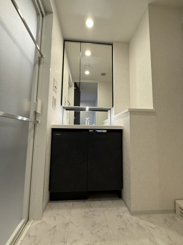 清潔感溢れるスタイリッシュなデザインの洗面化粧台。お掃除もラクラク♪　※同タイプ