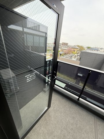 布団・大型物の出し入れもしやすいワイドサッシからバルコニーへ　※同タイプ