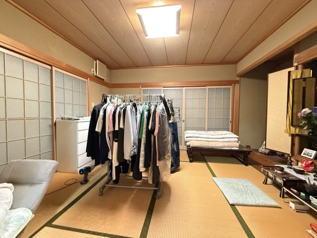 客間としての利用はもちろん、寝室や多目的スペースとしても活躍する和室です。障子から柔らかな光が入り、心安らぐ空間を演出します。和の趣を感じながら、ゆったりと過ごせる癒しのひと部屋です。
