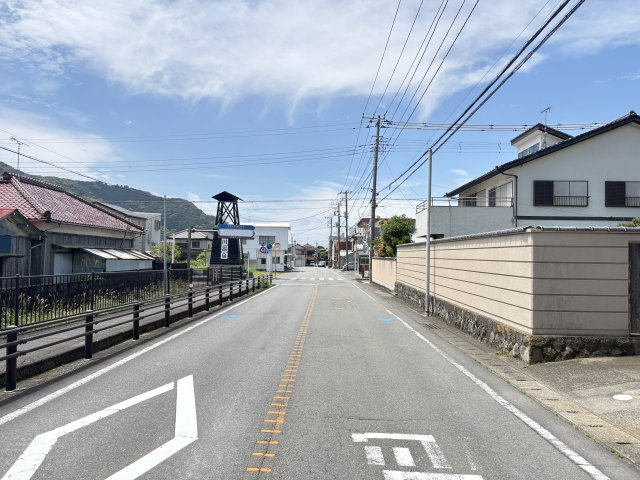 前面道路は幅員約9ｍとゆとりがあり、車での移動や駐車もスムーズに行えそうです。