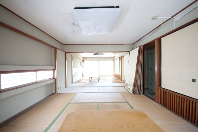 10帖×2室の和室、室内には雨漏れ跡があります