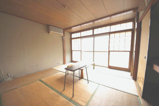 一階和室8帖、全部で6部屋あります