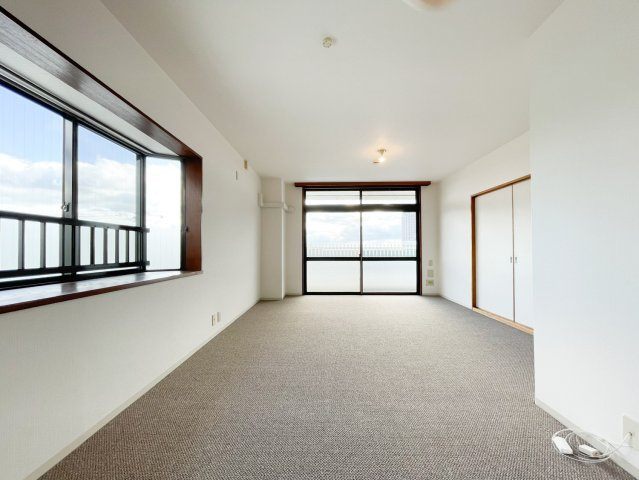 角部屋のためリビングには窓が二つあり、日中は照明をつけなくても十分な明るさです。　廊下を有効に活かした2WAY動線になっております。