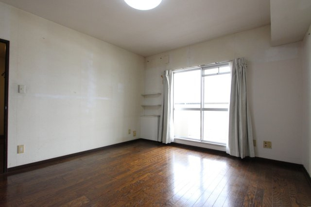 洋室約7.5帖　各居室収納あります！