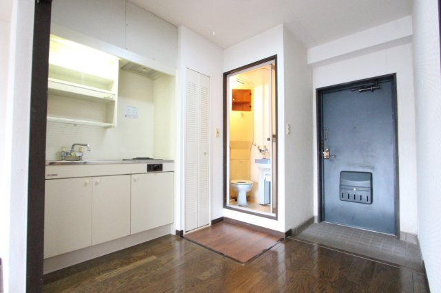 洋室（αルーム）約12.0帖　専用玄関とミニキッチン、シャワーユニット付き！