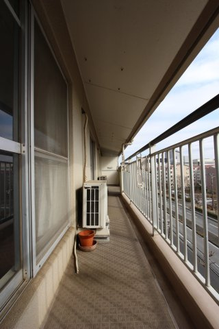 南面に面したお部屋から出入り可能なワイドバルコニー！