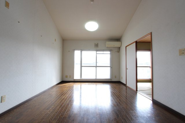 南東向きにつき陽当たり良好なリビングダイニング！