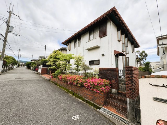 閑静な住宅街。前面道路約6mで開放感があります。
