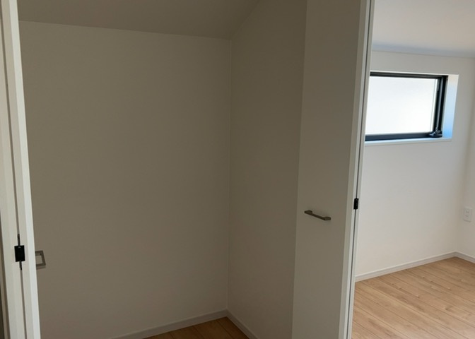 デザイン性を重視しすぎて収納が少なかった！なんてことにならないため、事前に現地で収納の数を確認しておくことをお勧めします。クローゼット以外にも床下収納や屋根裏収納、パントリーなどもチェックしましょう。