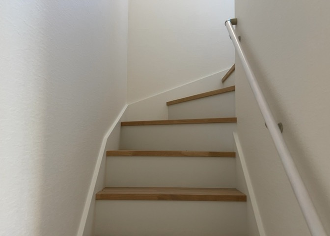 建物の上下階の通路である階段は、その位置によって動線や室内の印象が大きく左右されます。手摺にも重要な役割があり、転倒の防止・歩行や動作を円滑にして日常生活を支えることを主な目的として設置されています。