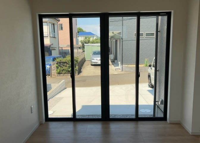 サッシとは、ガラス窓に使用される金属製の窓枠のことです。一般的に住宅建築では、金属製建具工事の段階で備え付けるもので、ガラス類や玄関、バスルームのスチール製のドアなどと同じタイミングで工事を行います。