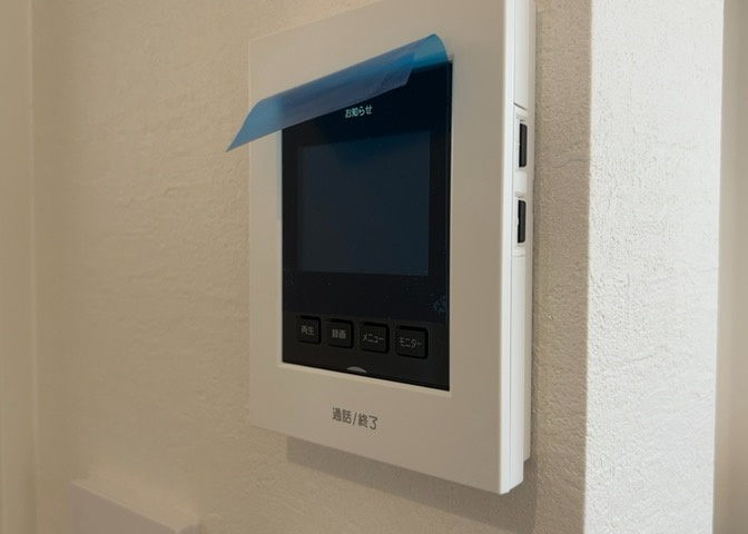 モニターで来訪者を確認して、目的が分からない場合はインターホンを通じて室内から会話することができます。怪しいと感じた場合はインターホン越しにお帰りいただくことができるので、直接会うことがなく安全です。