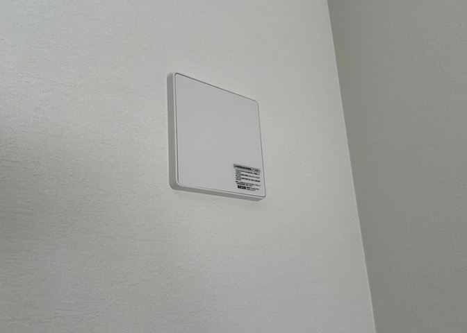 1日中建物内の換気が行われるように設計された仕組みです。気密性の高い住宅は、家に籠った空気でシックハウス症候群になる可能性がありますが、24時間換気システムであれば計画的な換気で対策が可能です。