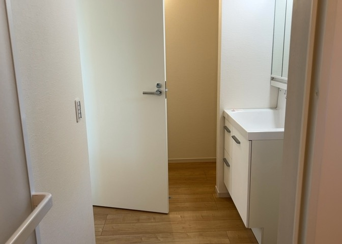 多くの戸建て住宅で見かける洗面脱衣所は、洗面台と洗濯機が2畳ほどのスペースに並べられていて、洗面所が脱衣所を兼ね備えている間取りが一般的です。お客様が利用することもある、パブリックな空間でもあります。
