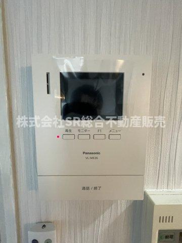 来客時に直接顔を合わせずにやりとりしたり、不審者の侵入を防いだりとセキュリティー面で重宝する設備です！
