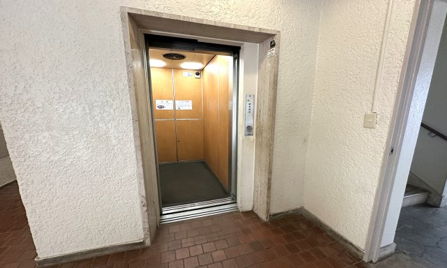 エレベーターを完備したマンションです♪