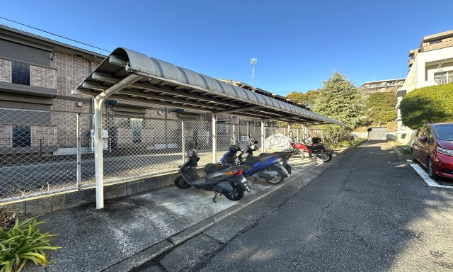 バイク置き場の空き状況については、その都度、確認いたしますのでお気軽にお聞きください。