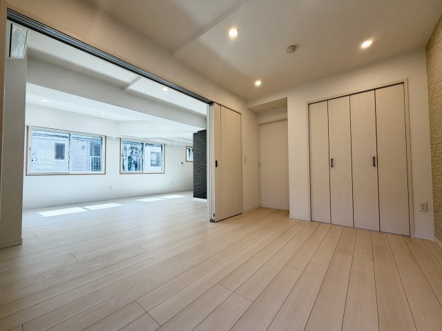 独立性を高めたお部屋。たっぷりの収納も配備しており、片付いた空間を実現出来そう。陽光も降り注ぐ明るく開放的な空間が魅力的。