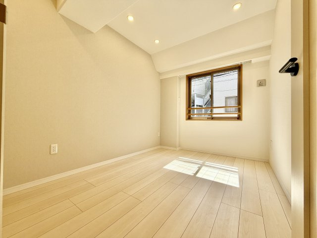 通風・採光に優れ、心地よい光と風が溢れています。　贅沢で豊かな居住性と、プライドを満たすクオリティが見事に調和した住空間。新築ならではの快適なひとときをご体感頂ける筈です。