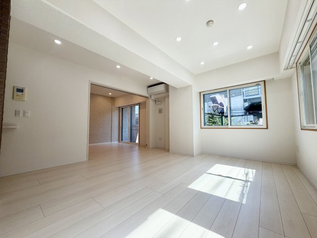 整然とした空間演出、快適な理想の暮らしの実現は家のみの拘りではなく、そこで暮らす方々にとって素敵な環境であることも挙げられると思います。四季折々の変化が奏でる鼓動を楽しんで下さい。