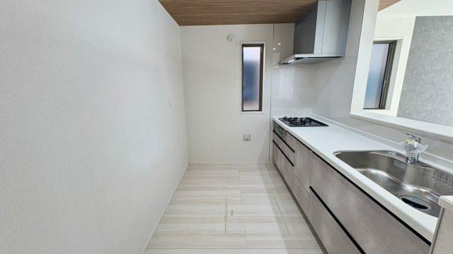 調理道具や調味料もすっきりしまえる、収納力のあるキッチン。
