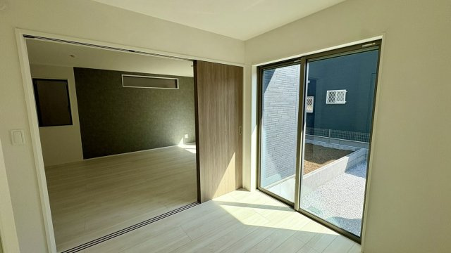 リビングに隣接した洋室はキッズスペースやワークスペースにも活用可能。