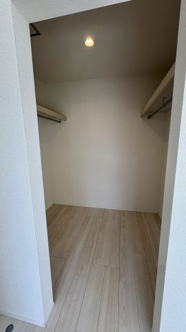 季節物の衣類や大きな荷物もまとめて収納OK