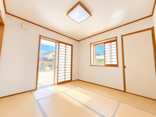 8帖の広さを確保した、ゆとりある和室です。畳の温かみと木目の建具が調和し、落ち着いた和の雰囲気を感じられる空間です。リビングに隣接しているため、お子様の遊び場や来客用の客間など多目的に活用できます。