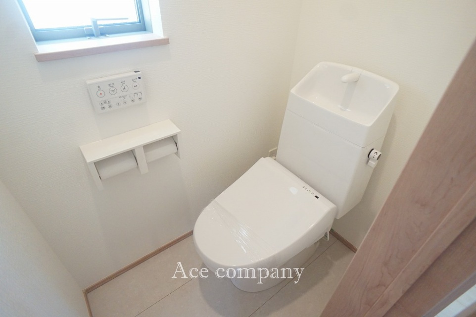 トイレは1階と2階の各階に完備♪ともに同仕様のシャワートイレです☆