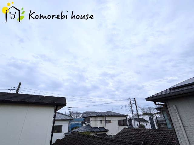 周囲に建物はありますが、採光を遮ることが少なく、自然光がたっぷり入る心地よいバルコニーです。