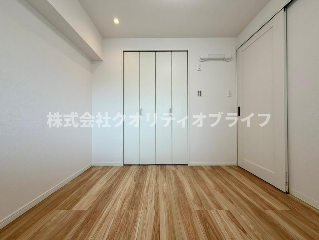 玄関入って右側、4.3帖の洋室です