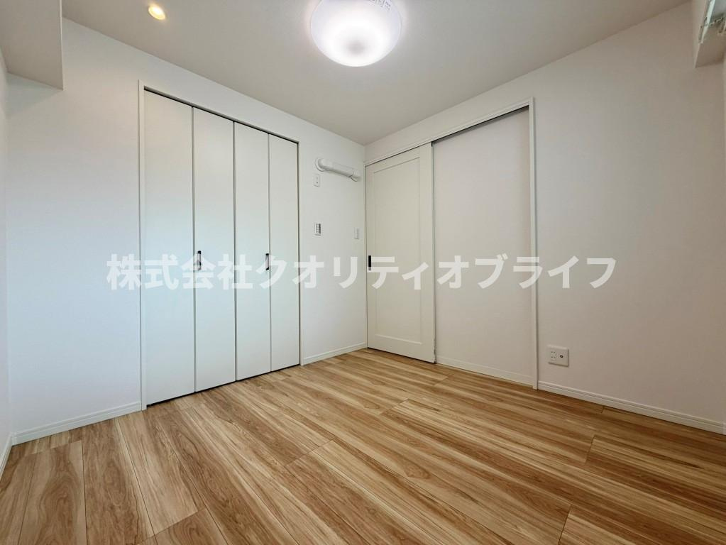 玄関入って右側、4.3帖の洋室です