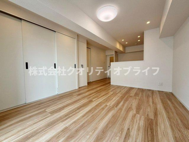 白と木目調で明るく優しい雰囲気のお部屋となりました