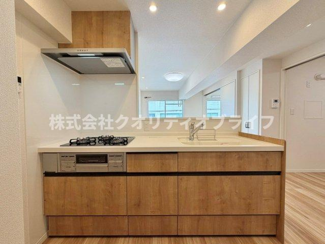 木目調があたたかな3口ガスコンロのカウンターキッチン