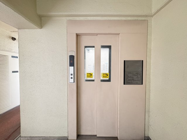 共用部にはエレベーターを完備しており、上階への移動もスムーズです。お買い物帰りで荷物が多い日や、小さなお子様連れの際も負担が少なく安心です。日々の暮らしを快適にサポートしてくれる設備です。