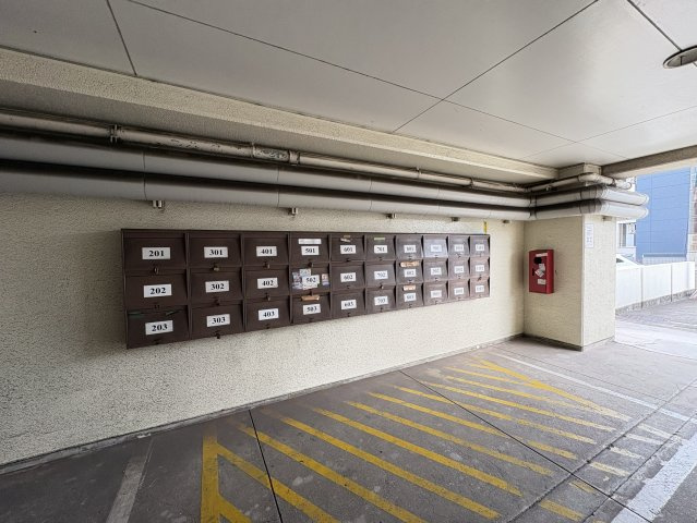 共用部には集合ポストを設置しており、郵便物の受け取りもスムーズに行えます。住戸番号が分かりやすく表示され、視認性にも配慮された配置です。共用スペースは整理されており、管理体制の良さが感じられます。