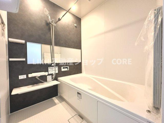 ゆったり入れる一坪バス。足を伸ばして入れるサイズは一日の疲れを癒すのに嬉しい広さですね。
