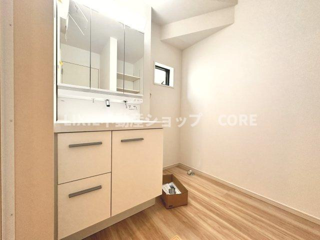 落ち着いた空間を演出するカラーと、ゆったり落ち着いてお使い頂ける広さが魅力のパウダールーム。