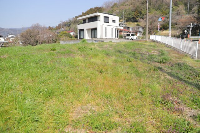 土地の形が極端に長細かったり、狭小地、あるいは道路との高低差がある傾斜地だった場合、後々売ろうとしても買い手がつかない場合もあります。後々、売却することになった時に価値の下がらない土地を選びましょう。
