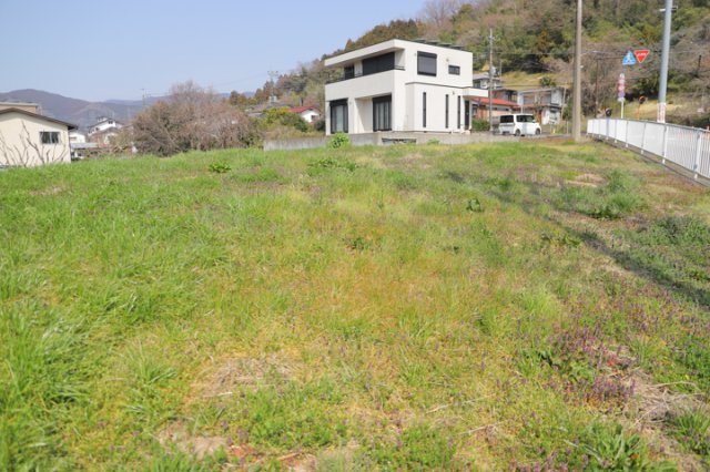 土地の面積＝住宅面積ではありません。建ぺい率の問題などで、土地のある場所によって住宅を建てられる面積は限られています。高さもしかり、「土地」という言葉の中には、建築条件も含まれると考えておきましょう。