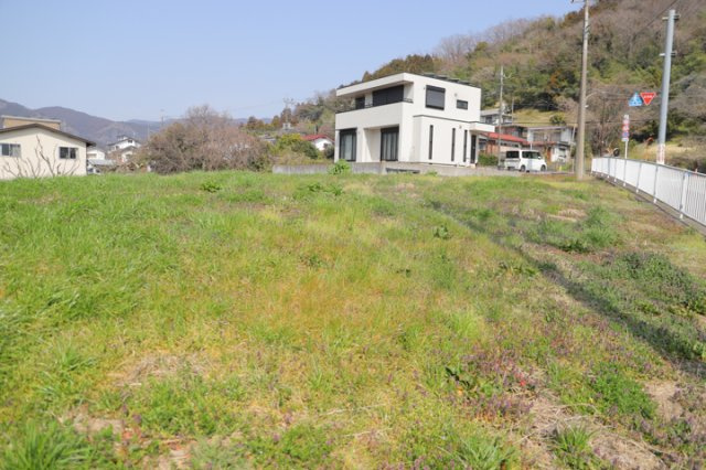 家を建てる場合、方位は要チェックです。現実的に日当たりのよい家ならばリビングは南側、建築基準法でも北側に当たる家への配慮は求められています。土地を見学に行く際は、方位磁針を持って行くようにしましょう。