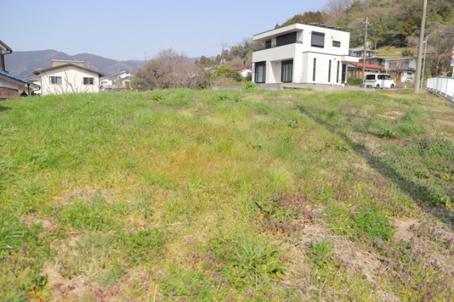 土地を買う際、住む地域の自治体や福祉の補助制度にも注目してみましょう。子供や老人の医療補助やゴミ出しのルールなど、自治体によってルールに大きな違いがあるため、暮らしやすい土地で判断するとよいでしょう。