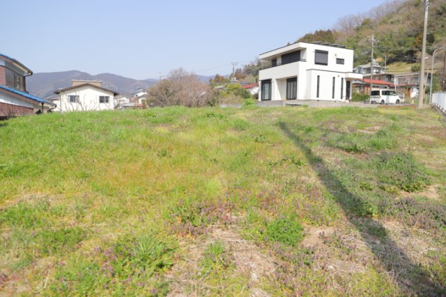 土地の前の道路に消火栓が設置されていることがあります。この場合、道路交通法第45条第1項により、駐車禁止の場所が指定されています。そのため、車庫などの駐車スペースをつくることができない場合があります。