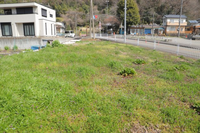 現地に行くなら、物件の周囲の地形がどうなっているかを見ることも大切です。周辺より低くなっている土地では、大雨などで水が集まりやすいため、地盤が弱くなっているということも考えられるため、注意が必要です。