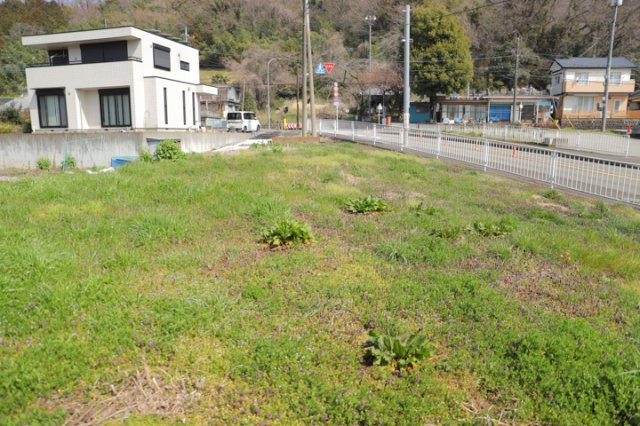 土地購入を検討されている場合、境界杭がない状態で購入してしまうと境界確定測量をする必要があり、費用がかかります。購入の前に、売主、隣土地所有者立ち合いのもと境界を確定し境界杭を設置するのがベストです。
