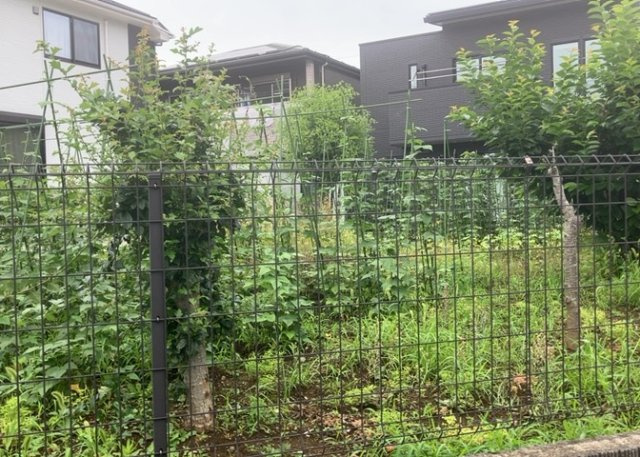 土地の面積＝住宅面積ではありません。建ぺい率の問題などで、土地のある場所によって住宅を建てられる面積は限られています。高さもしかり、「土地」という言葉の中には、建築条件も含まれると考えておきましょう。