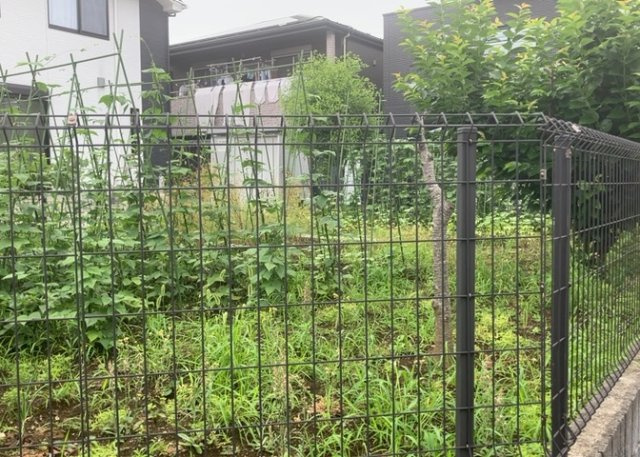家を建てる場合、方位は要チェックです。現実的に日当たりのよい家ならばリビングは南側、建築基準法でも北側に当たる家への配慮は求められています。土地を見学に行く際は、方位磁針を持って行くようにしましょう。