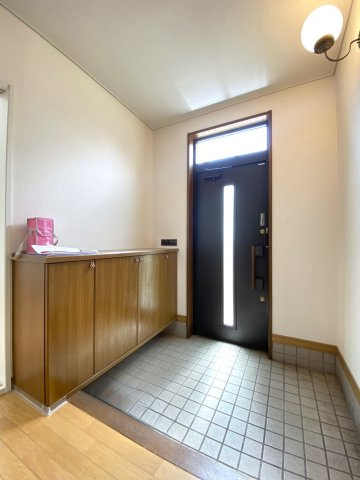 シューズボックスの上にお気に入りの芳香剤や小物を置いて帰るのが楽しみになる自分好みの玄関に♪